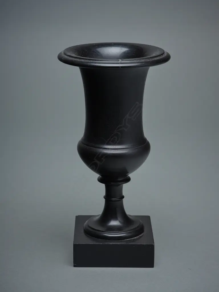 Ashford marble campagna-shape urn, Image 1++
